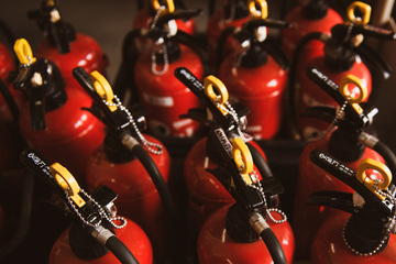 Installation de porte coupe-feu par un professionnel de la sécurité incendie