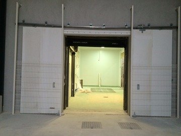Installation de porte coupe-feu à deux vantaux